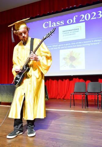 Brady Morenz - CODCA Clase del 23, actuando durante la Ceremonia de Graduación de 2023 (Foto: Business Wire)