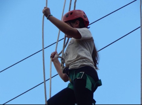 Estudiante escalando
