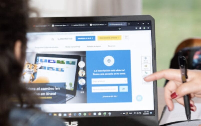 Estudiantes con ordenador portátil