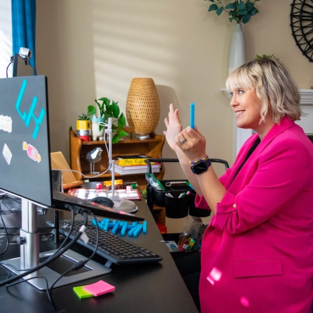 Mujer con americana rosa