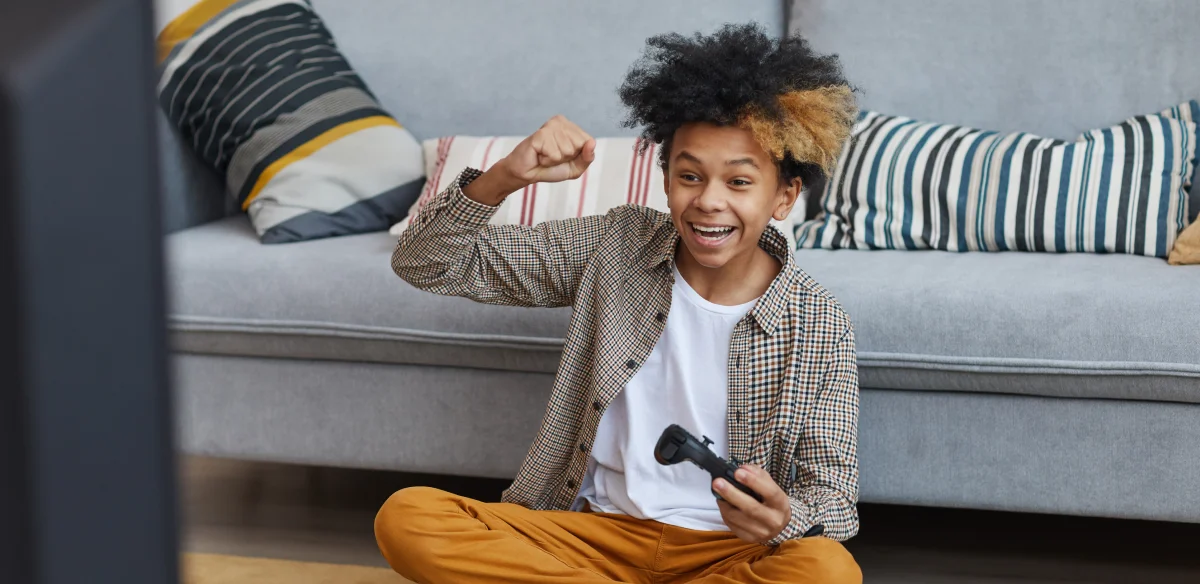 niño feliz jugando a videojuegos