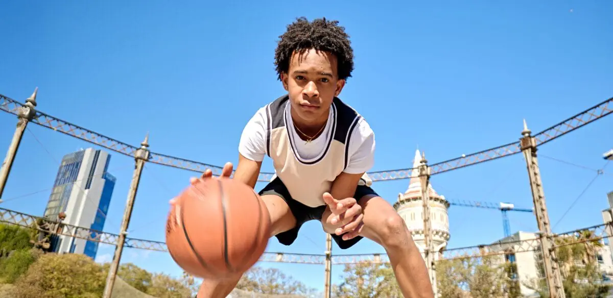 Estudiante con un balón de baloncesto