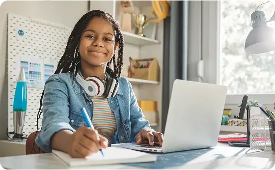 chica con portátil y auriculares al cuello